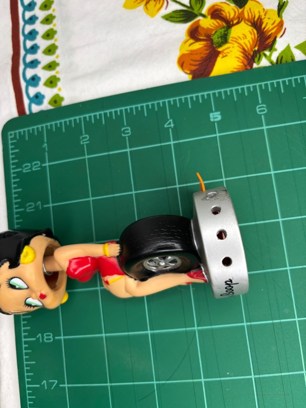 2006 Funko Wacky Wobbler Betty Boop Sitting On Tire Bobblehead Plastic Statue - Picture 6 of 10